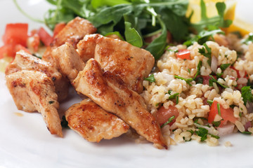 Chicken meat with bulgur and rocket salad
