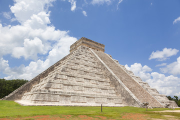 Fototapeta na wymiar Ancient Maya pyramid, Chichen Itza Mexico