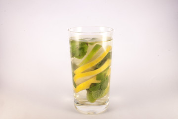 Glas full of lemon, lime and mint