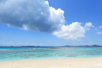 野甫島の美しい珊瑚の海と夏空