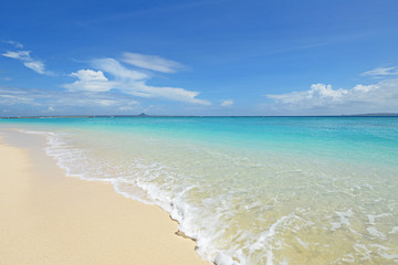 南国沖縄の綺麗な珊瑚の海と夏空