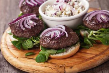 Mini burgers with red onion