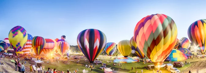  Heldere heteluchtballonnen die & 39 s nachts gloeien © digidreamgrafix