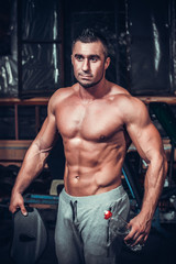 Fototapeta na wymiar muscle man who is posing