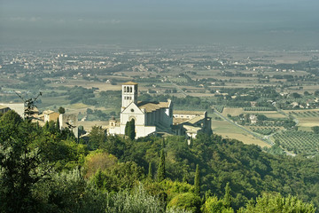 Fototapeta na wymiar Paesaggio con la basilica di San Francesco d'Assisi