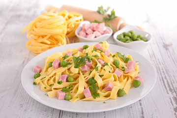 pasta cooked with pea and ham