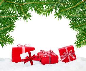 Weihnachsgeschenke vor weißem Hintergrund mit Tannenzweigen