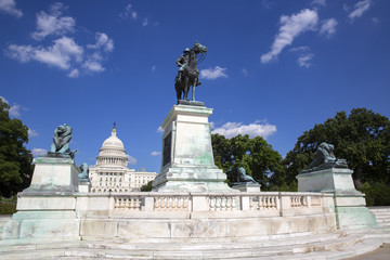 Obraz premium Ulysses S Grant statue and capitol building in Washington