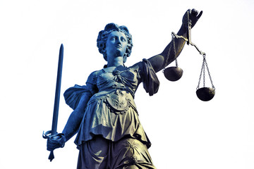 Bronzestatue der Römischen Gerechtigkeitsgöttin am Justitiabrunnen auf dem Frankfurter Römerberg