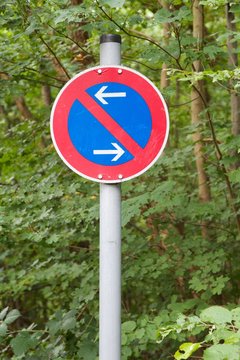 Eingeschränktes Halteverbot mit Wald im Hintergrund