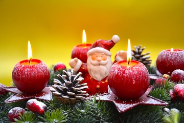 Weihnachtskarte - Adventskranz mit brennenden Kerzen und Weihnachtsmann - vierter Advent 