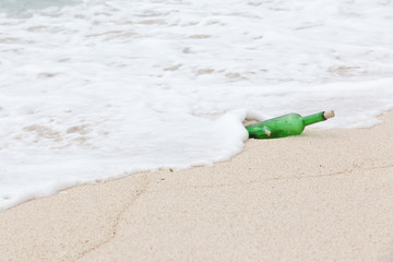 une bouteille &agrave; la mer avec message &agrave; l'int&eacute;rieur