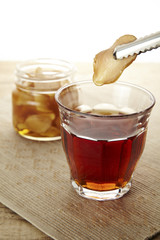 グラスでジンジャーティー