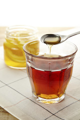 グラスでハニーレモンティー