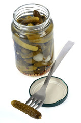 Pot de cornichons avec un piqué sur une fourchette