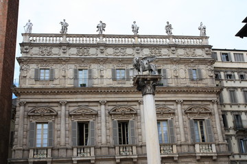 Fototapeta na wymiar Maffei Palast Piazza delle Erbe