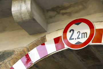 Verkehrszeichen Verbot für KFZ über 2,20m Höhe