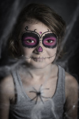 kleines Mädchen mit Sugar Skull Make up