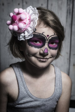 kleines Mädchen mit Sugar Skull Make up