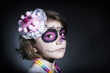 Fototapeta premium kleines Mädchen mit Sugar Skull Make up und Tortenhut
