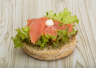 Salmon sandwich with thyme