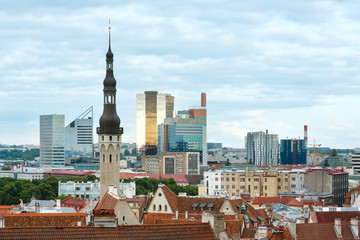 Fototapeta premium Widok latem na miasto Tallinn