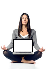 Hübsche Frau mit einem Laptop bei der Meditation