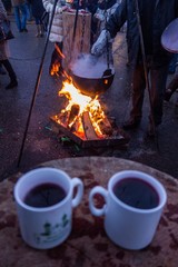 Glühwein trinken am offenen Feuer