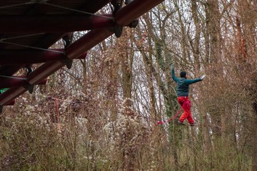 Slackline als Hochseilakt
