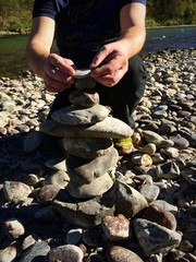 Fingerspitzengefühl beim Bau von Steinmännchen