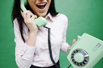 девушка говорит по телефону