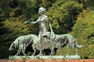 Diana mit Hunden, Skulptur im Stadtpark Hamburg