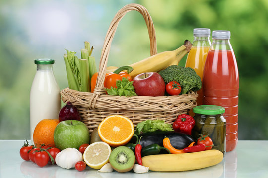 Früchte, Gemüse, Getränke, Lebensmittel Einkäufe im Korb
