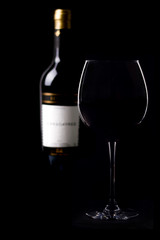 Garrafa de Vinho e Copo de Vinho em Fundo Escuro