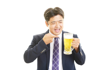 ビールを飲む笑顔のサラリーマン