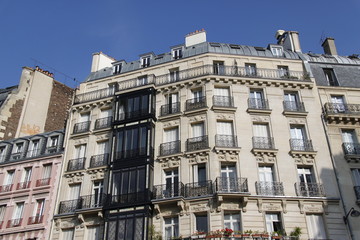 Baie vitrée d'un immeuble à Paris