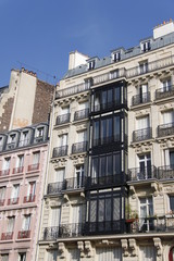 Fototapeta na wymiar Baie vitrée d'un immeuble à Paris
