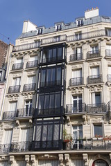 Fototapeta na wymiar Baie vitrée d'un immeuble à Paris