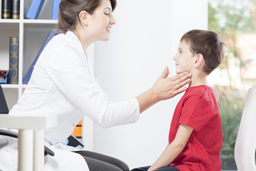 Obraz premium Pediatrician examining lymph nodes