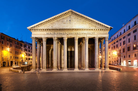 Phanteon at night, Rome, Italy.