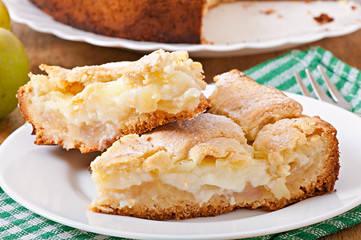 Apple pie with custard