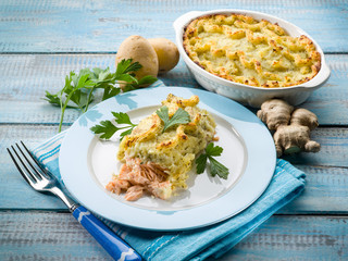 salmon on  potatoes crust