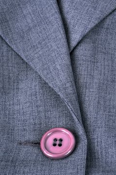 Veste ferm&eacute;e par un bouton