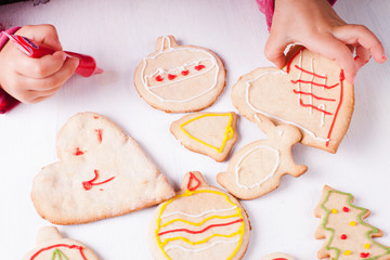 Draw on gingerbread cookies