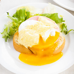 Eggs benedict