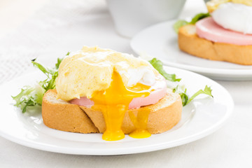 Eggs benedict