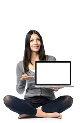 Fototapeta premium Lächelnde Frau hält einen Laptop mit einem leeren Bildschrim