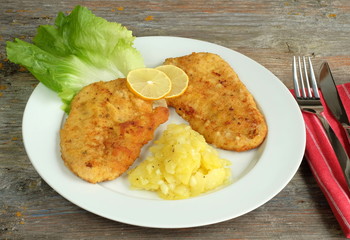 Schnitzel paniert mit Kartoffelsalat