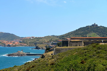 Küstenpanorama mit Fort Miradou in Collioure