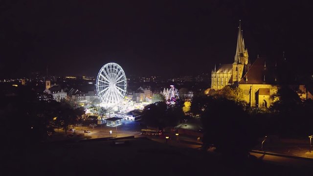 Erfurt Dom mit Oktoberfest auf dem Domplatz in Echtzeit